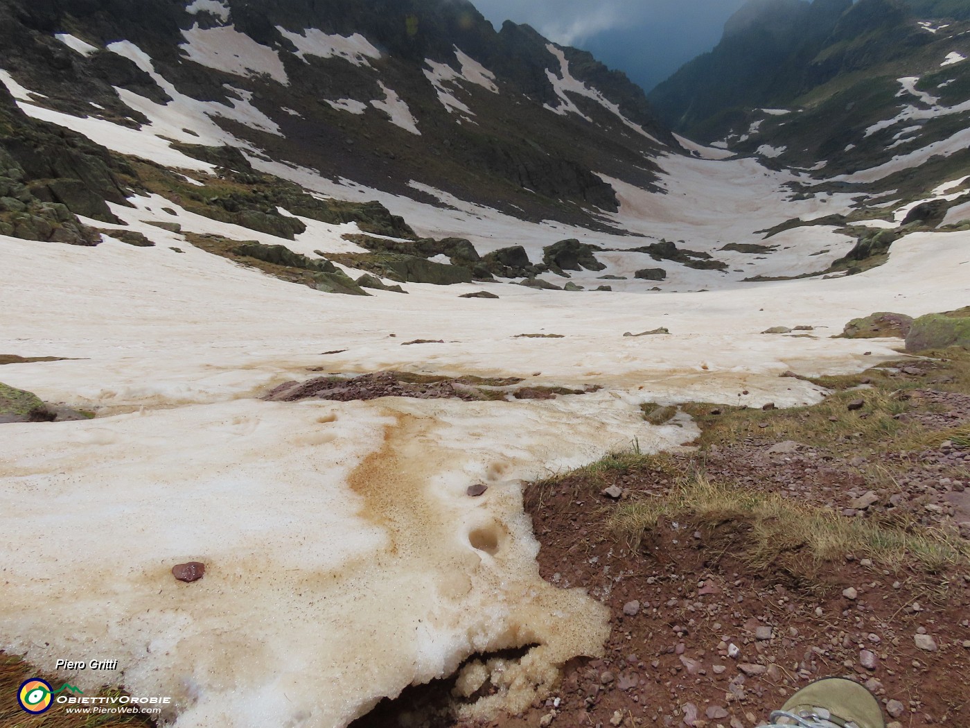 65 Ripida discesa, scendo con attenzione anche pestando neve.JPG